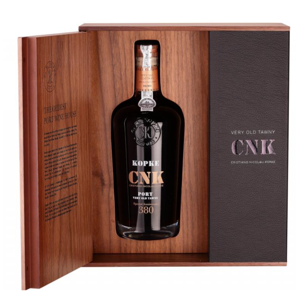 Kopke_CNK_380_bottle_and_case